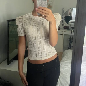 Beige spetsblus med puffärm - Beige spetsblus från SHEIN. Aldrig användts endast testats! Bild 4: Blusen har dragkedja.