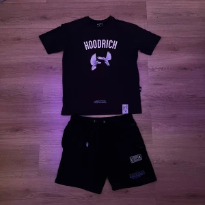 Hoodrich set (t shirt & shorts) - En T-shirt och shorts från hoodrich. Bra skick 