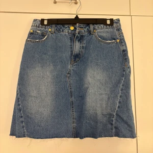 Jättesöt jeanskjol! - Säljer denna jättesöta jeanskjolen från Ullared i storlek 38! Använd 2-3 gånger, köparen står för frakten💞