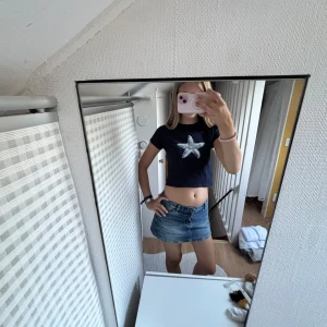 Blå babytee med sjöstjärna - Säljer en superfin babytee med tryck på💓 Köpte den för nåt år sen i Danmark så vet tyvärr inte vilket märke den är. Den är egentligen storlek 104 men funkar som magtröja på mig som är XS. Hör av dig vid frågor🫶🏻