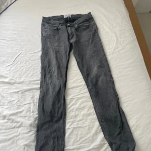 Grå jeans från Acne Studios, 33/34 - Säljer ett par grå jeans från Acne Studios i storlek 33/34. Bara ett litet hål i skrevet 