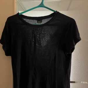 mörkblå transparent t-shirt Gina Tricot - mörkblå t-shirt från Gina Tricot i storlek M. Modellen är enkel med rund hals och korta ärmar. Materialet är tunt och lite transparent, vilket ger en cool och avslappnad vibe. Perfekt att styla lager på lager eller med snygga accessoarer.