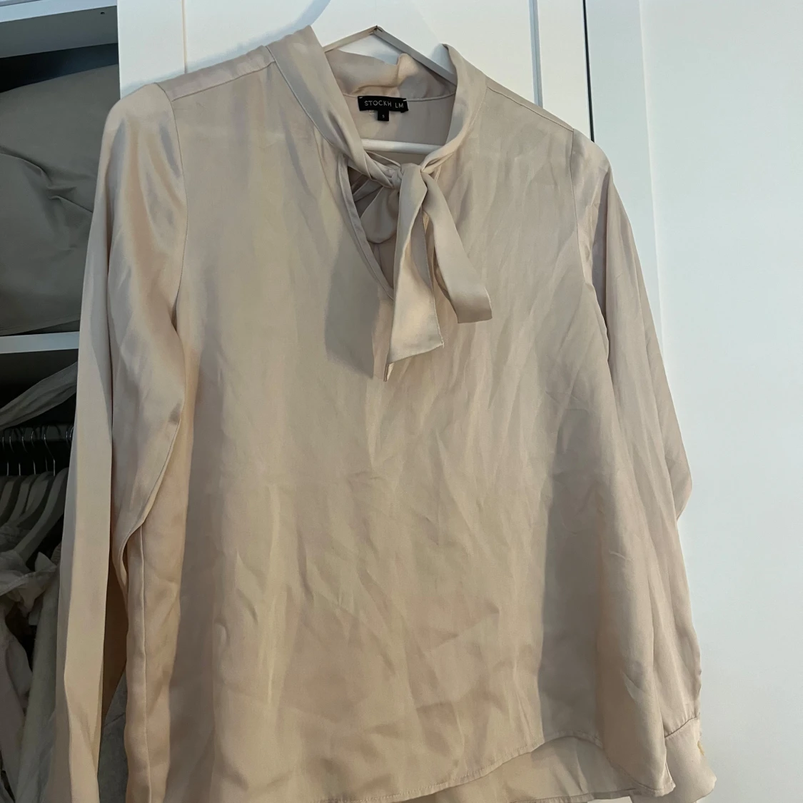 Blus med knyte vid halsen