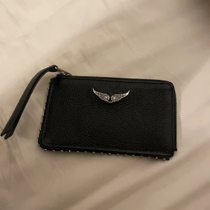 Svart plånbok från Zadig & Voltaire - Snygg svart plånbok i skinn från Zadig & Voltaire. Nyskick. Köpt på Åhléns, nypris: 1499kr.