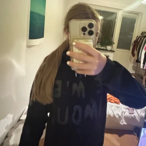Svart hoodie med tryck - Säljer en blå hoodie med tryck på framsidan. Tröjan har huva med snörning och långa ärmar, perfekt för chill dagar. Materialet känns mjukt och bekvämt, och den har en klassisk loose passform. Snygg att matcha med jeans eller mjukisbyxor.