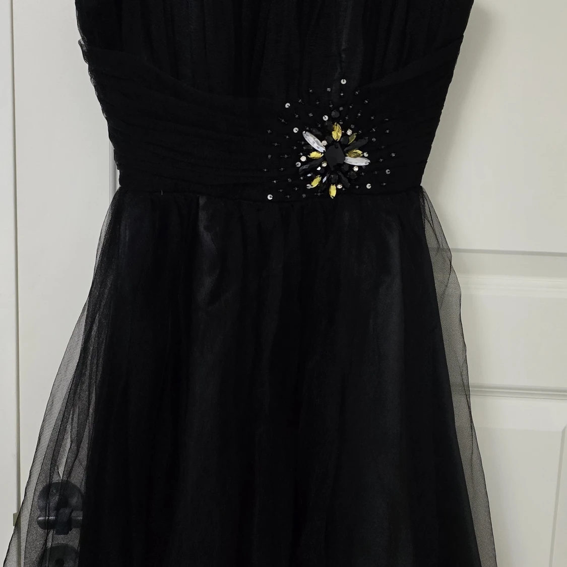 Svart långklänning med pärldetalj