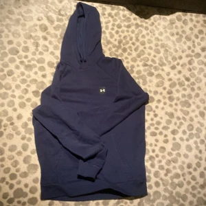 Under armour hoodie - Snygg blå under armour hoodie som sitter fint och har ibga fläckar
