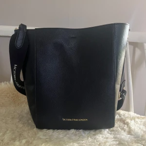 Svart axelväska från Victoria Hyde - Superfin väska från Victoria Hyde London. Väskan är väldigt rymlig och i väldigt fint skick! Pris kan diskuteras💕