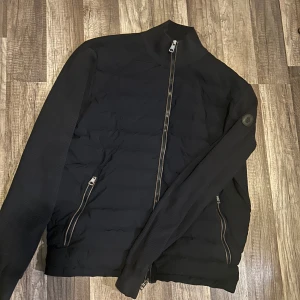 Svart cardigan jacka från Moncler - Moncler Cardigan i storlek L! Står XXL men det ör en gammal modell. Så XXL sitter som en L. Otroligt stilig och snygg. Köpt är köpt! 