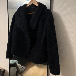 Teddyjacka  - En marinblå Teddy jacka i xs som är slutsåld, köptes på Gina Tricot för 599kr. Jätte gosig och varm, perfekt för hösten! Den sitter oversize, så mer som en s/m 