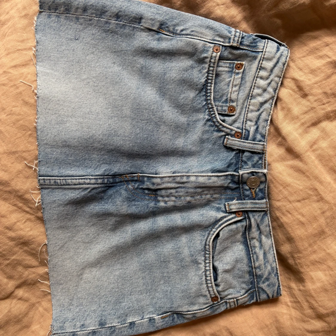 Ljusblå jeanskjol med rå kant