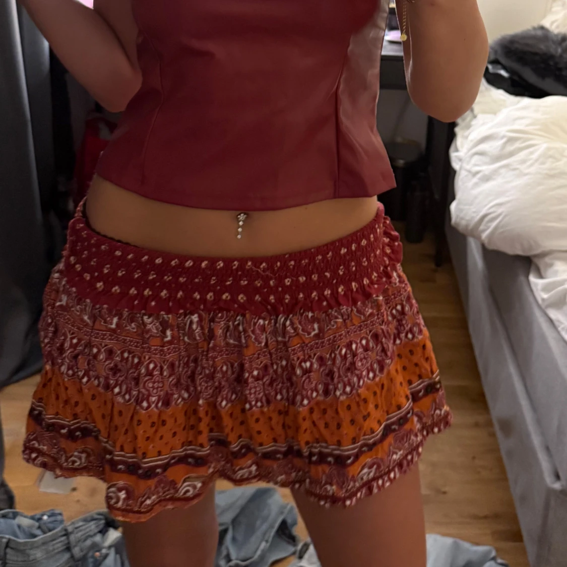 Röd och orange kortkjol från Superdry - 1