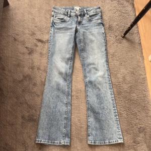 Bootcut ljusblå jeans - Säljer ett par ljusblå bootcut jeans med klassisk femficksdesign och låg midja. De är knappt använda(pris kan diskuteras)💕