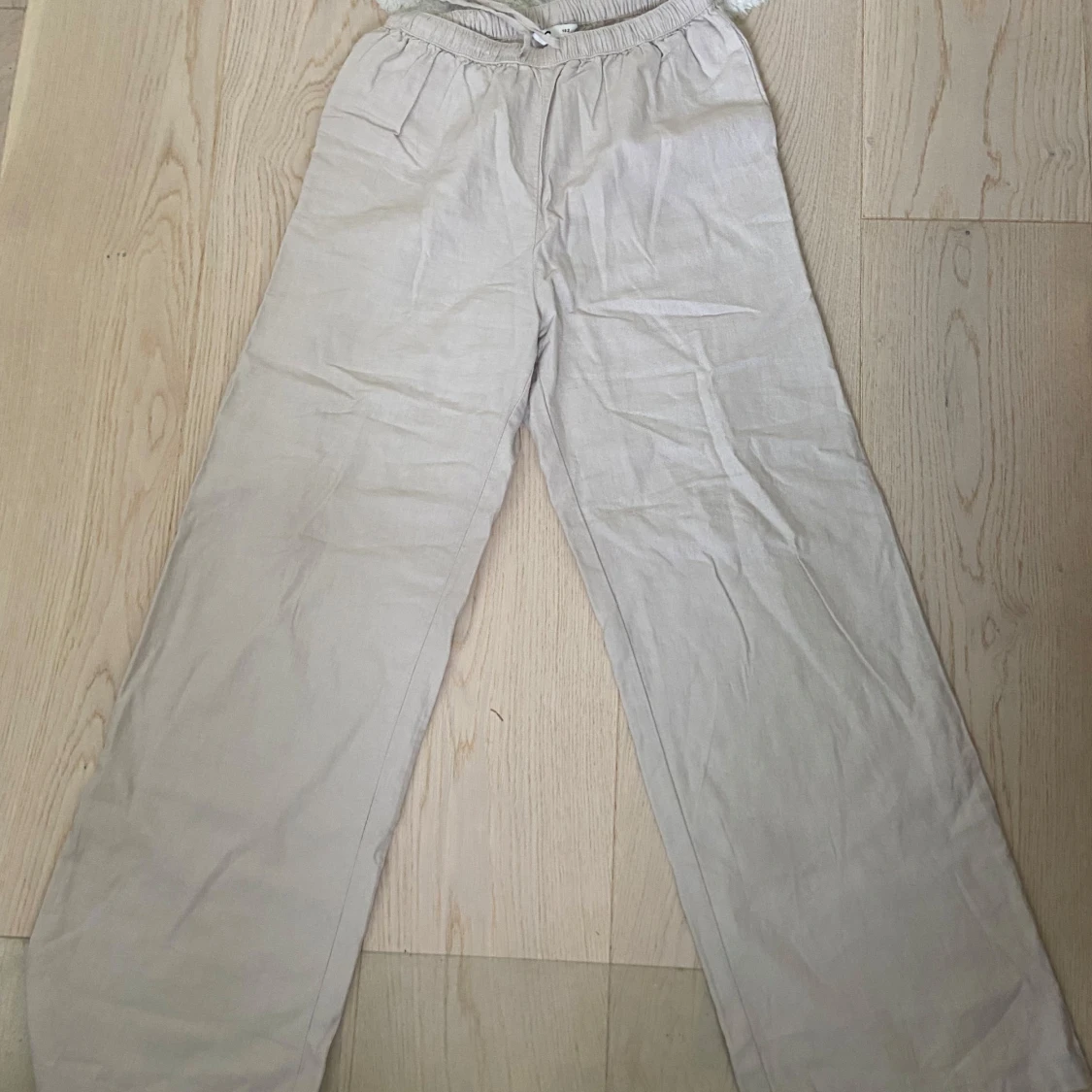 Beiga linnebyxor med snörning