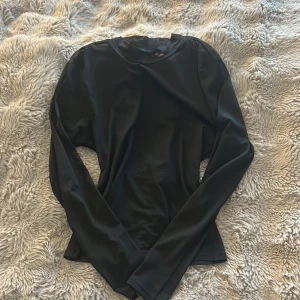 Svart mesh topp från H&M Divided - Säljer en svart långärmad mesh topp från H&M Divided i storlek S. Tunn och genomskinlig med tight passform, perfekt att styla med coola accessoarer eller under en t-shirt. Materialet är syntet och ger en edgy vibe till din outfit.