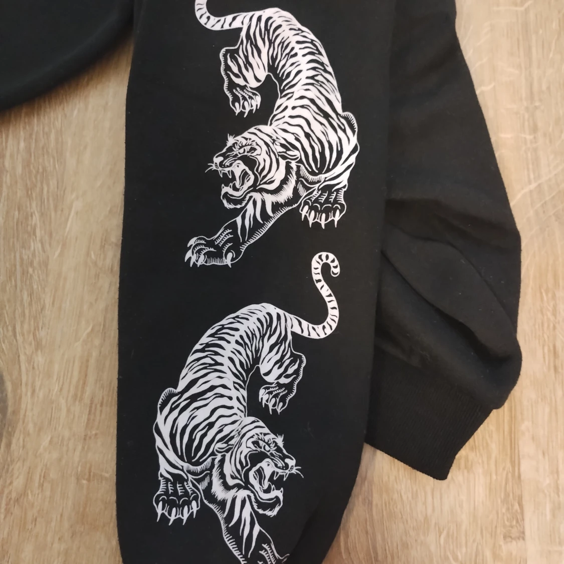Svart hoodie med tigertryck från FB Sister - 2