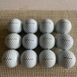 Titliest Pro V1 - Ett dussin Titliest Pro v1 i A-klass. Titliest Pro V1 är den mest välspelade bollen i professionell golf och den är också den bästa.