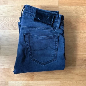 Jacob Cohen jeans  - Jacob cohen jeans! Storlek-30, benlängd- 107 cm midja- 38 cm - Modell 688, slim fit passform. Nypris 5000 - Vestiticloset