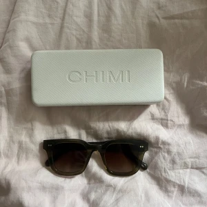 Svarta CHIMI solglasögon med fyrkantig form - Säljer ett par gröna solglasögon i model 04 från Chimi 