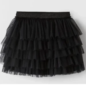 Svart volangkjol i tyll - Storlek 164 men passar mig som oftast har S. köpt på Plick men använd fåtal gånger av mig. Kan även bäras som topp (bild 3)