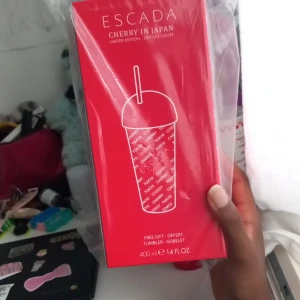 Escada Cherry Tumbler in Japan Limited Edition - Snygg tumbler från Escada, Cherry in Japan Limited Edition. Kommer i en röd förpackning med coolt Tokyo-inspirerat motiv av en bägare med sugrör. Perfekt för dig som gillar coola och söta saker med körsbärstoner.