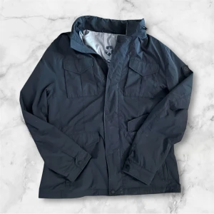Milestone field jacket🙌 - Snygg och stilren marinblå field jacket från MILESTONE. Strl M men sitter lika bra på S (jag är 183 cm/70 kg på bilderna). Flera fickor, skön passform och perfekt nu när hösten smyger sig på. Snygg, bekväm och redo att flytta in i din garderob 🍂✨Ingen fråga är dum fråga så skriv om du funderar över nått!