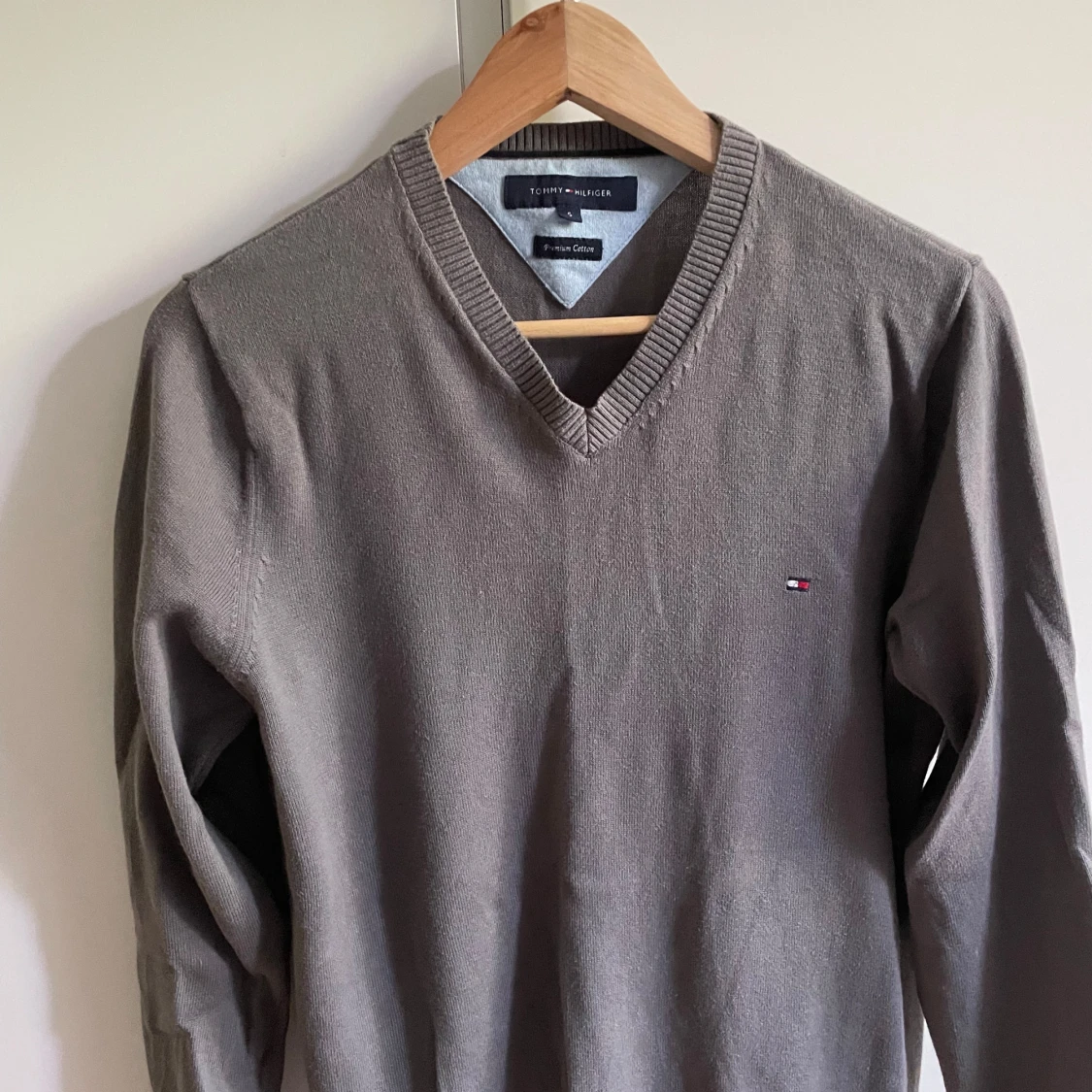 Beige-grå v-ringad tröja Tommy Hilfiger