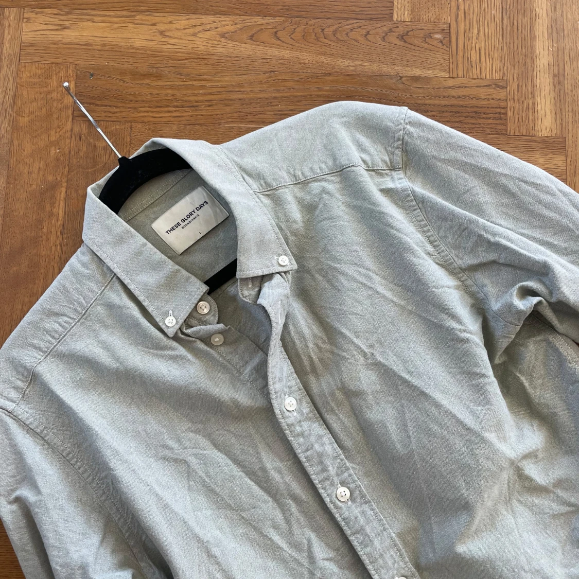 Ljusgrå beige skjorta från These Glory Days - 4