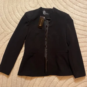 Svart blazer  - Jättefin svart blazer i storlek 40. Helt ny och oanvänd med prislapp. Orginalpris är 349 och nypris är 250. 