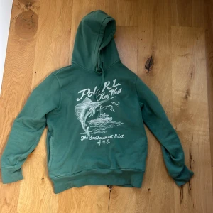Polo ralph lauren hoodie  - Säljer nu en sällsynt och fet ralph lauren hoodie, köpt i Italien. Hoodien är nästan helt oanvänd och alltså i 10/10 skick. Skriv gärna för mer frågor osv 🙌