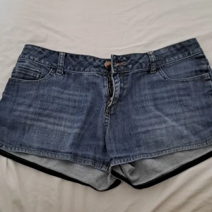 Basic Low waist jeans shorts  - Jättefina shorts som jag köpt i en marknad i Thailand. Jag säljer dessa pga att jag inte passar i dem. 