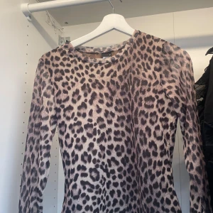 Leopardmönstrad meshtröja Gina Tricot - Säljer en långärmad meshtröja från Gina Tricot i storlek M. Tröjan har ett snyggt leopardmönster i beige och svart, med tunn och stretchig mesh som sitter tight. Perfekt att styla med jeans eller kjol för en cool look.
