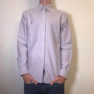 Rosa/lila Ralph Lauren skjorta herr S, Small, slim fit - Säljer nu en riktigt snygg Rosa/lila Ralph Lauren skjorta | strl S, slim fit | modellen är ca 171cm och 56kg | skick 9,5/10, använda några enstaka gånger, inga defekter | skriv om du har några frågor! // HLselling