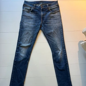  Nudie jeans Lean Dean  - Snygga blå jeans från Nudie jeans i fint skick. 