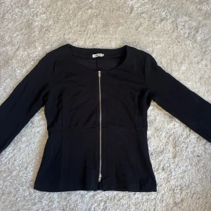 J.Lindeberg kofta - Superfin kofta från J.Lindeberg i nyskick! Tröjan är i strl L men är mer som en S/M! Fina ärmar med liten slits!