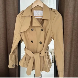 Beige trenchcoat - Trenchcoat från Chiara Furthi, bra skick! 🩷 fortfarande lite osäker om jag vill sälja men lägger ut för intressekoll!