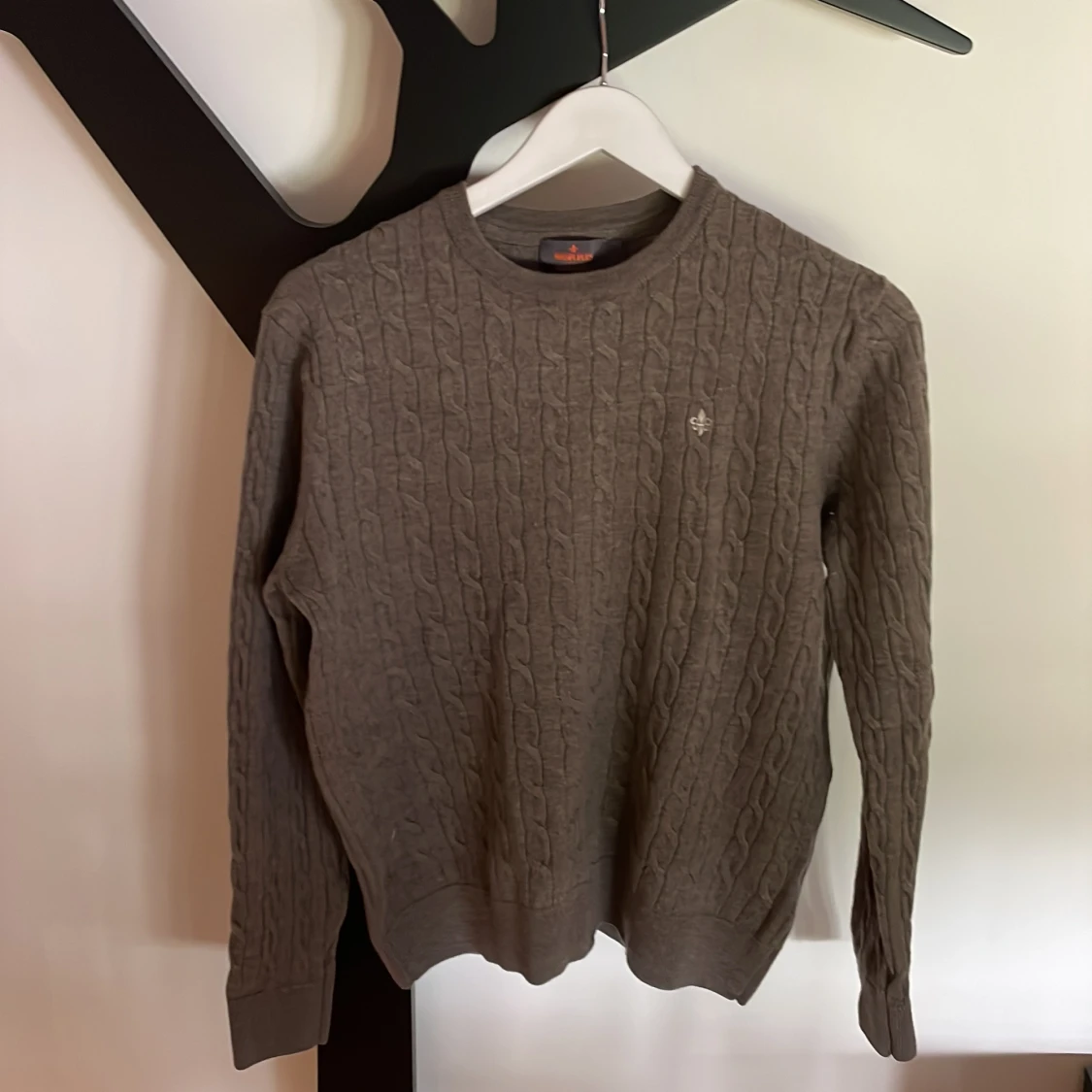 Brun kabelstickad tröja Morris L (passar S)