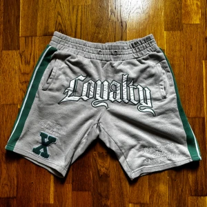 Grå shorts med Loyalty-tryck🌟 - Köpt på New yorker ca 7 månader sedan för 400kr, Bra skick.