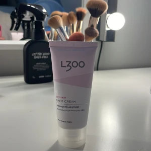 Ansiktskräm- L300 - Återfuktande kräm, aldrig använd🤍