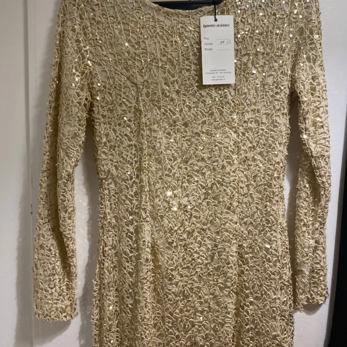 Champagnefärgad långklänning med paljetter