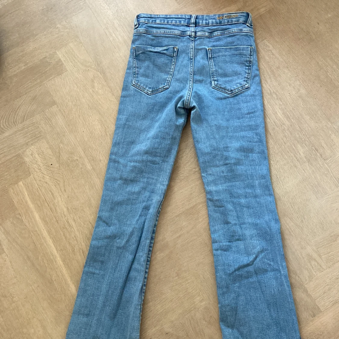 Blå bootcut jeans från MNG Denim - 1