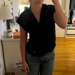 svart topp - Svart enkel topp, bra basplagg💗💗