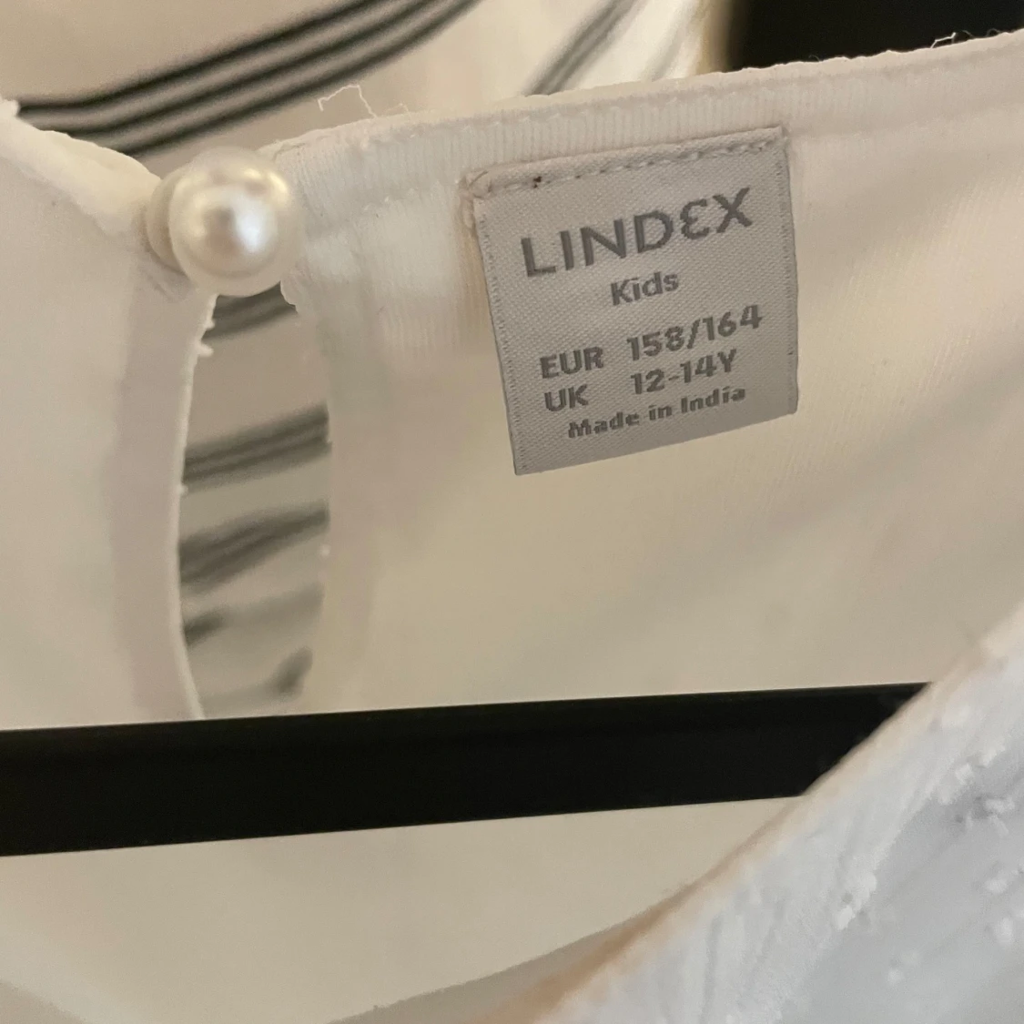 Vit prickig blus från Lindex - 2