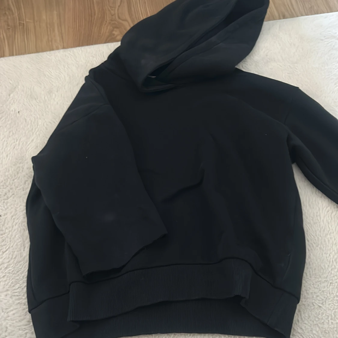 Svart hoodie med trekvarts ärm - 1