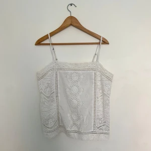 Vit spetsig linnetopp med broderi - 🤍🤍🤍