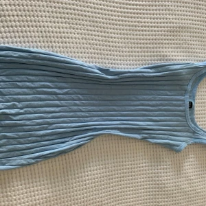 Ljusblå ribbad klänning från SHEIN - Supersöt ljusblå klänning från SHEIN i ribbad bomull. Modellen är kort och ärmlös med rund halsringning, perfekt för varma dagar. Sitter snyggt och har en slim passform som framhäver figuren. Storlek XS, EU 34.