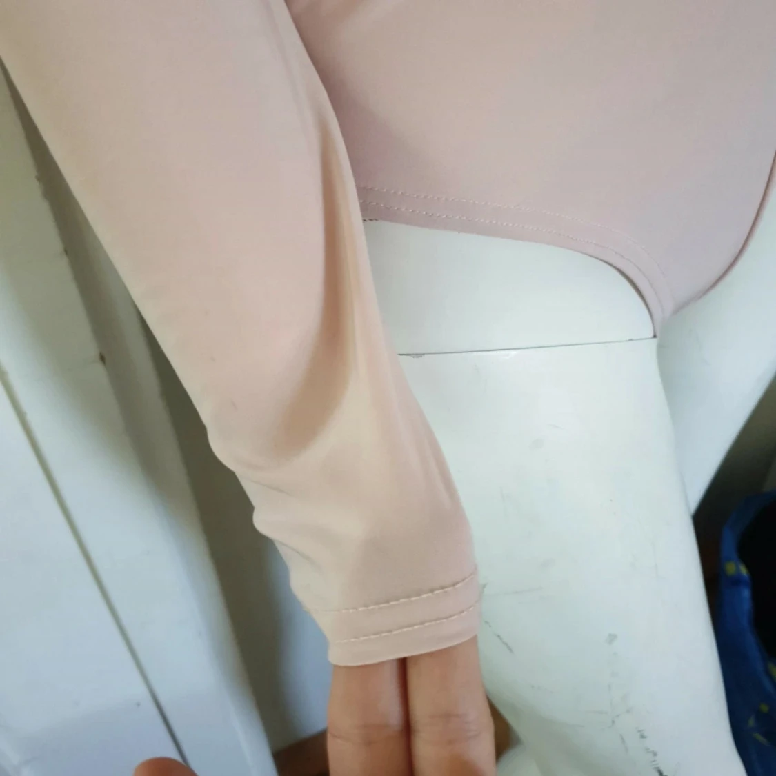 Ljusrosa omlott bodysuit med twist - 2