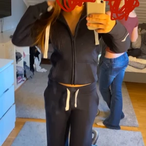russemerch set - hej! jag säljer nu mitt russemerch set. Snyggt mörkblått set  med vit snörning. Byxorna och koftan har en relaxed passform och är perfekta för chill dagar eller när du vill vara bekväm. Tillverkade i mjukt material som känns skönt mot huden. Dem är använda ungefär 1-2 gånger och de är precis som nya!💗💗