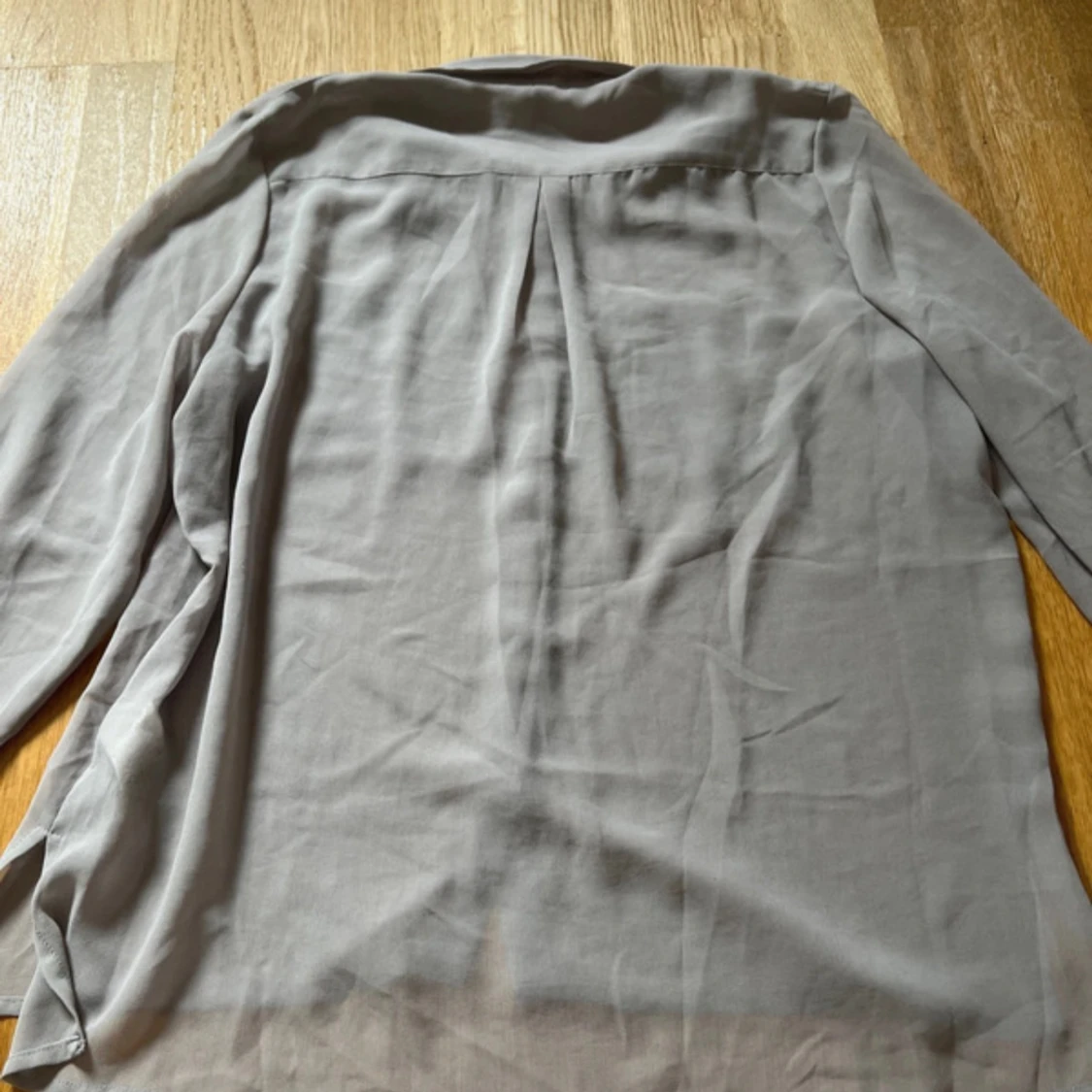 Grå blus med pärldetaljer från H&M - 3