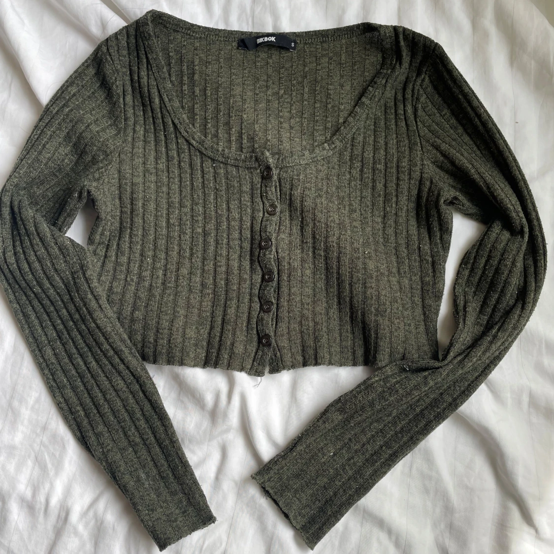 Olivgrön ribbad croppad kofta Bik Bok
